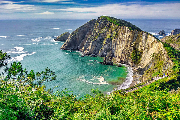 Steilküste und türkisgrüne Bucht