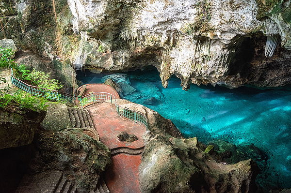 Höhle mit blauem Wasser im Nationalpark