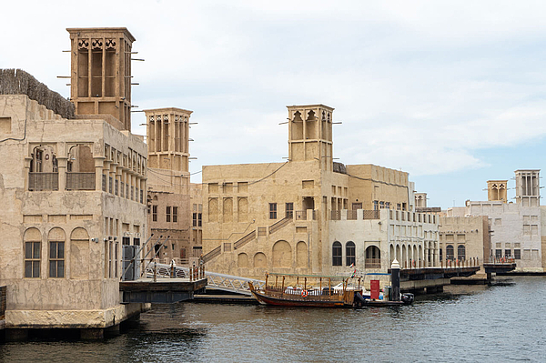 Traditionelle Altstadthäuser am Wasser mit Dhau.