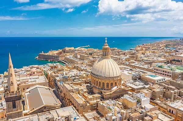 Blick über Valletta mit Kuppel der Karmeliterbasilika und Hafen.