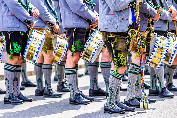 Trachtenkapelle mit Trommeln.