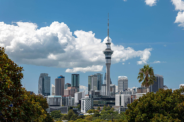 Skyline von Auckland mit Sky Tower.