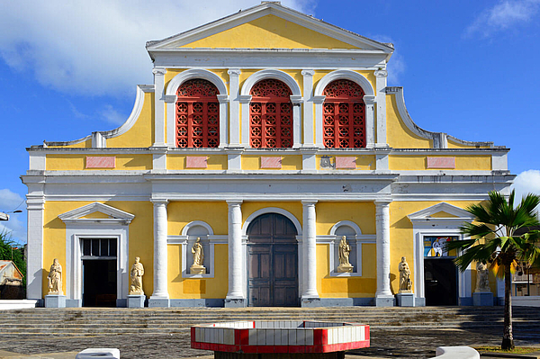 Gelbe Kathedrale mit roten Fenstern