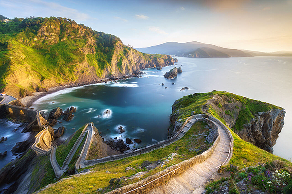 Treppe nach Gaztelugatxe über dem Meer