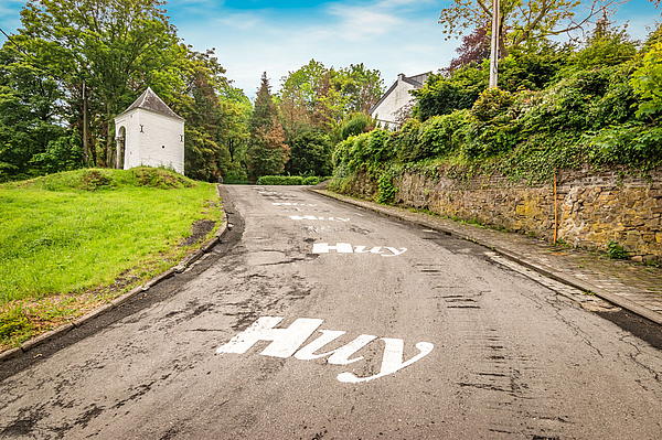 Mur de Huy: steile Straße, Schriftzug Huy, Kapelle