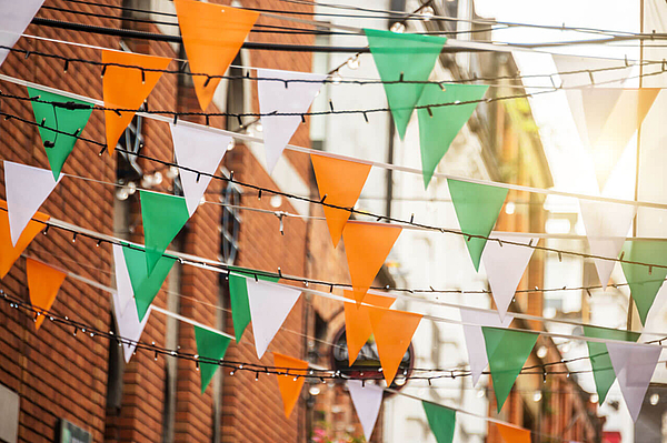 Wimpel in Grün Weiß Orange über Straße in Dublin