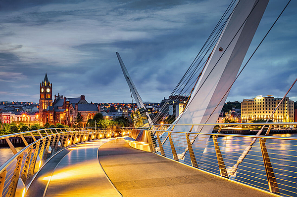 Peace Bridge in Derry am Abend Stadtspaziergang