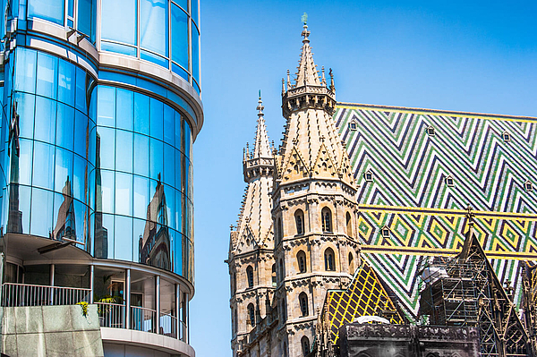 Stephansdom neben Glasfassade.