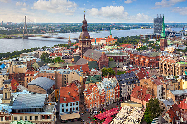 Panorama der Altstadt von Riga mit Dom der Daugava und Brücke unter leicht bewölktem Himmel