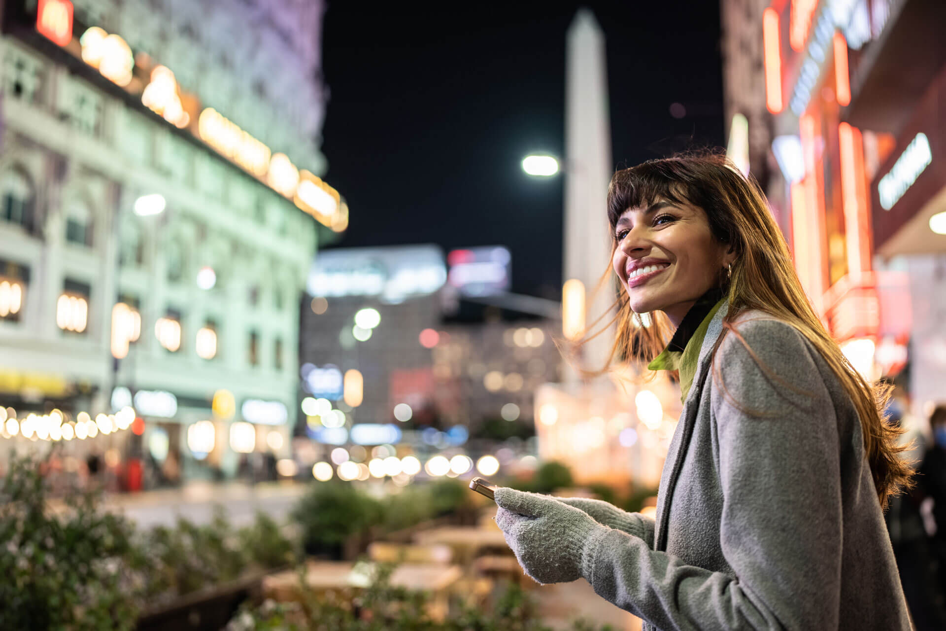 Teilnehmerin einer Sprachreise genießt den Abend in den belebten Straßen von Buenos Aires
