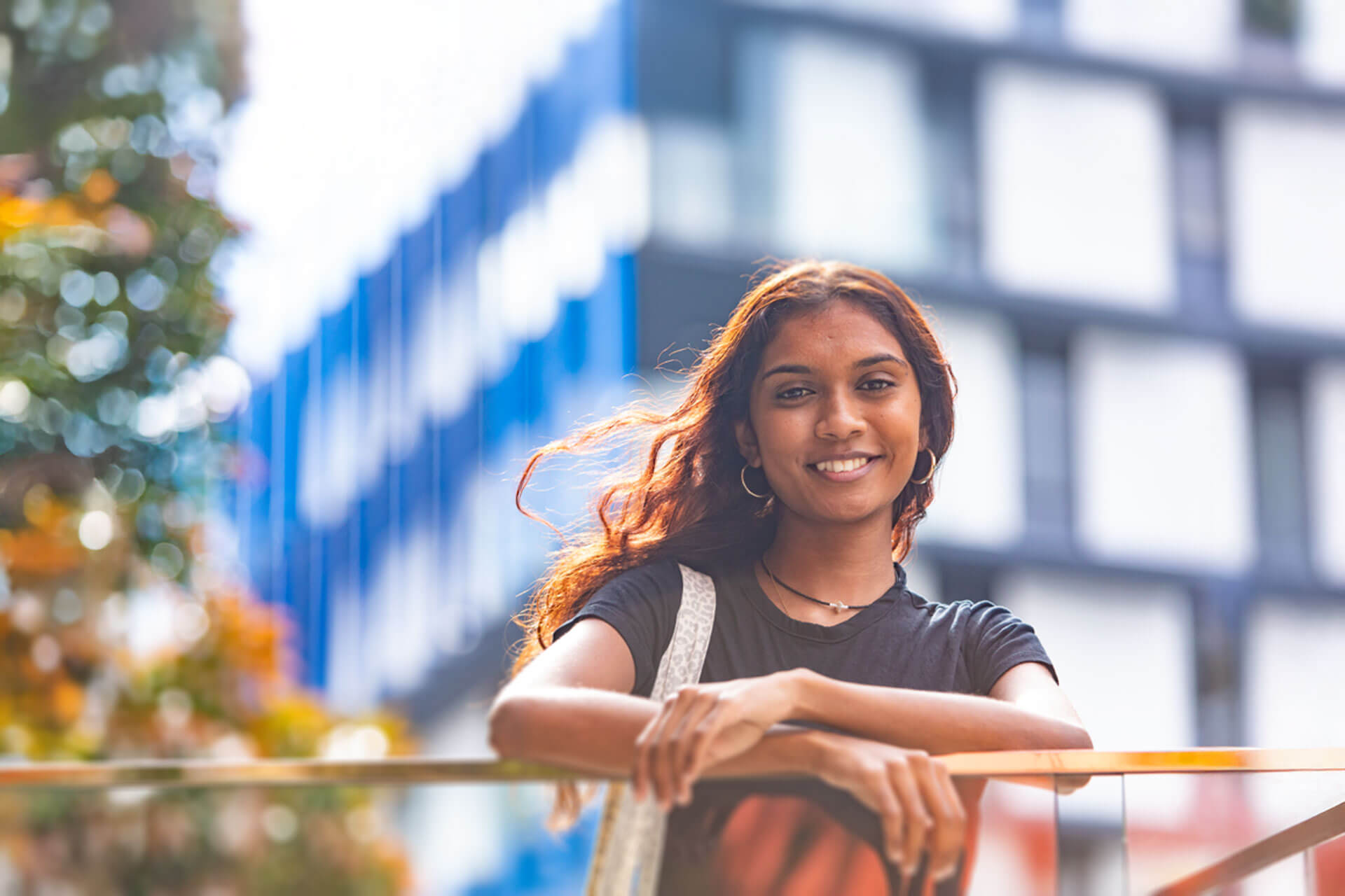 Teilnehmende einer Englisch Sprachreise lächelt nach dem Unterricht und trainiert Aussprache und Konversation