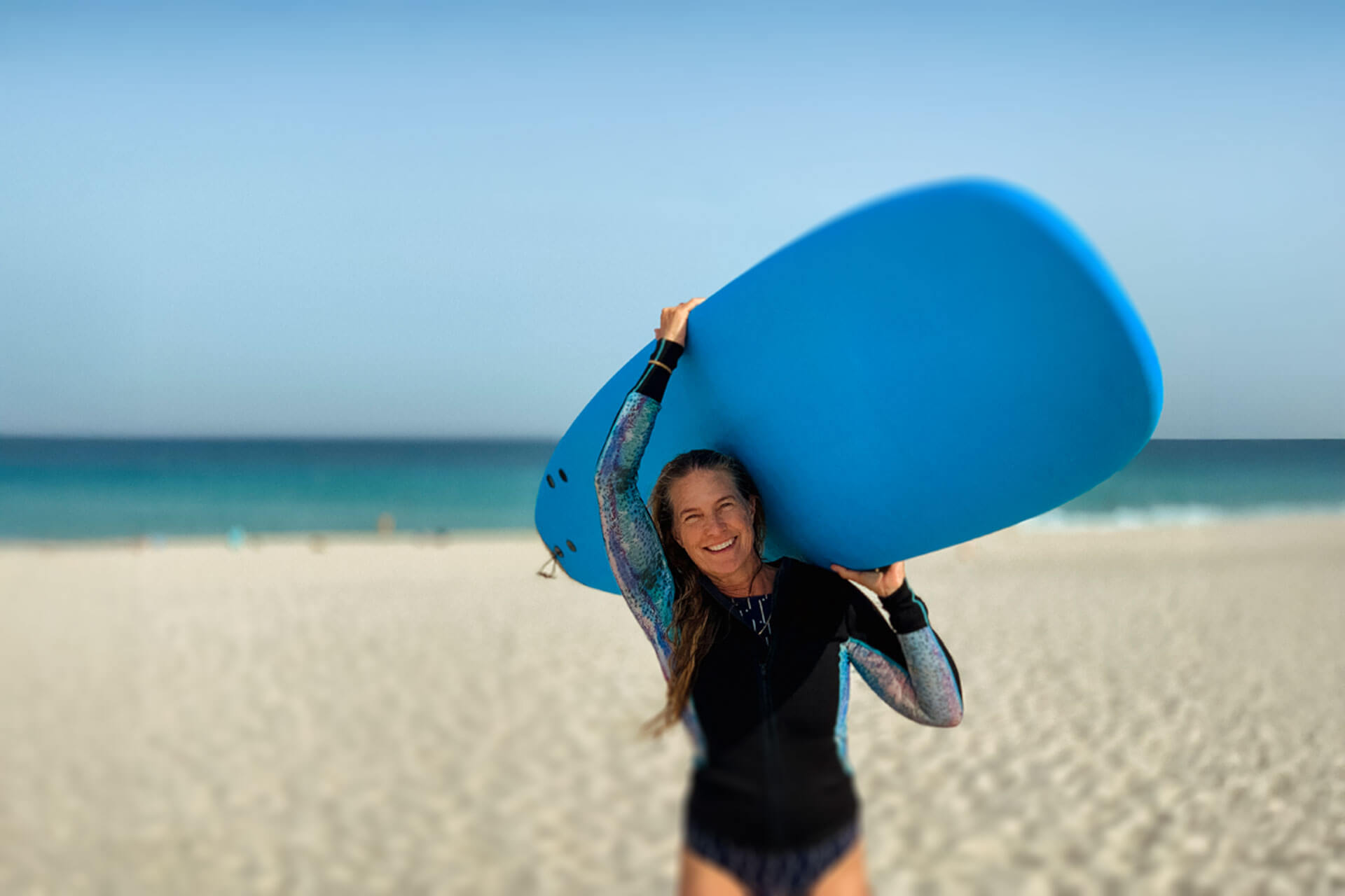 Teilnehmende einer Englisch Sprachreise am Strand nach Surfkurs und Konversationstraining
