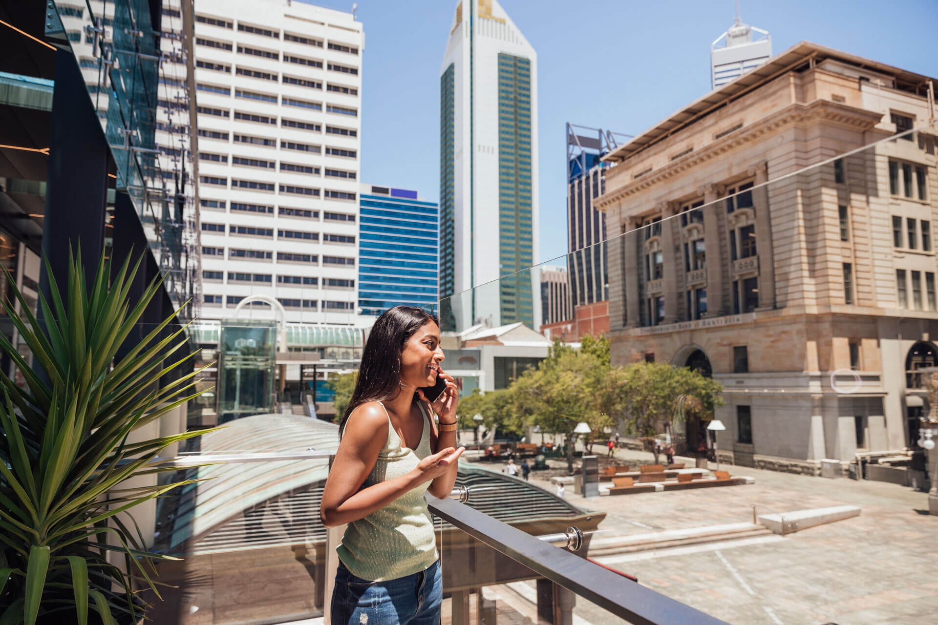 Teilnehmende einer Englisch Sprachreise genießt Pause in der Stadt und übt Konversation im Alltag