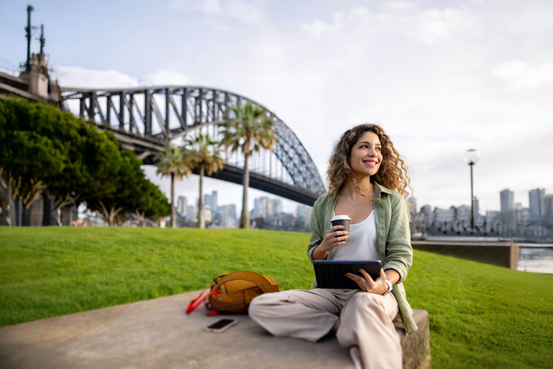 Sprachschülerin vor der Harbourbridge in Sydney