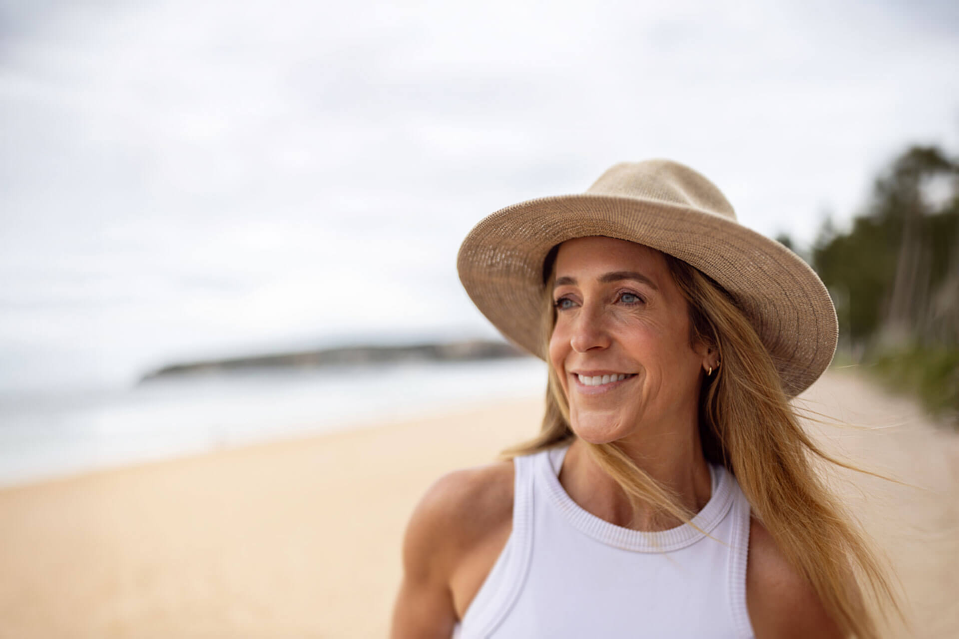 Teilnehmende einer Englisch Sprachreise genießt den Tag am Strand von Manly in Sydney