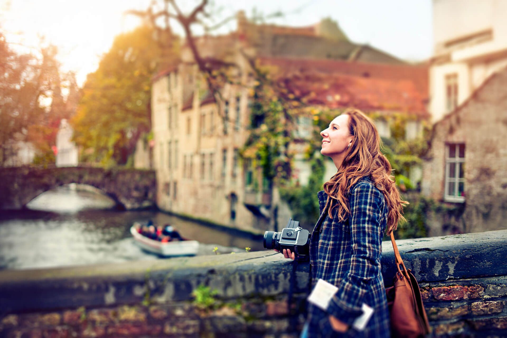 Person mit Kamera spaziert an einem Kanal entlang und genießt die Atmosphäre einer historischen Altstadt