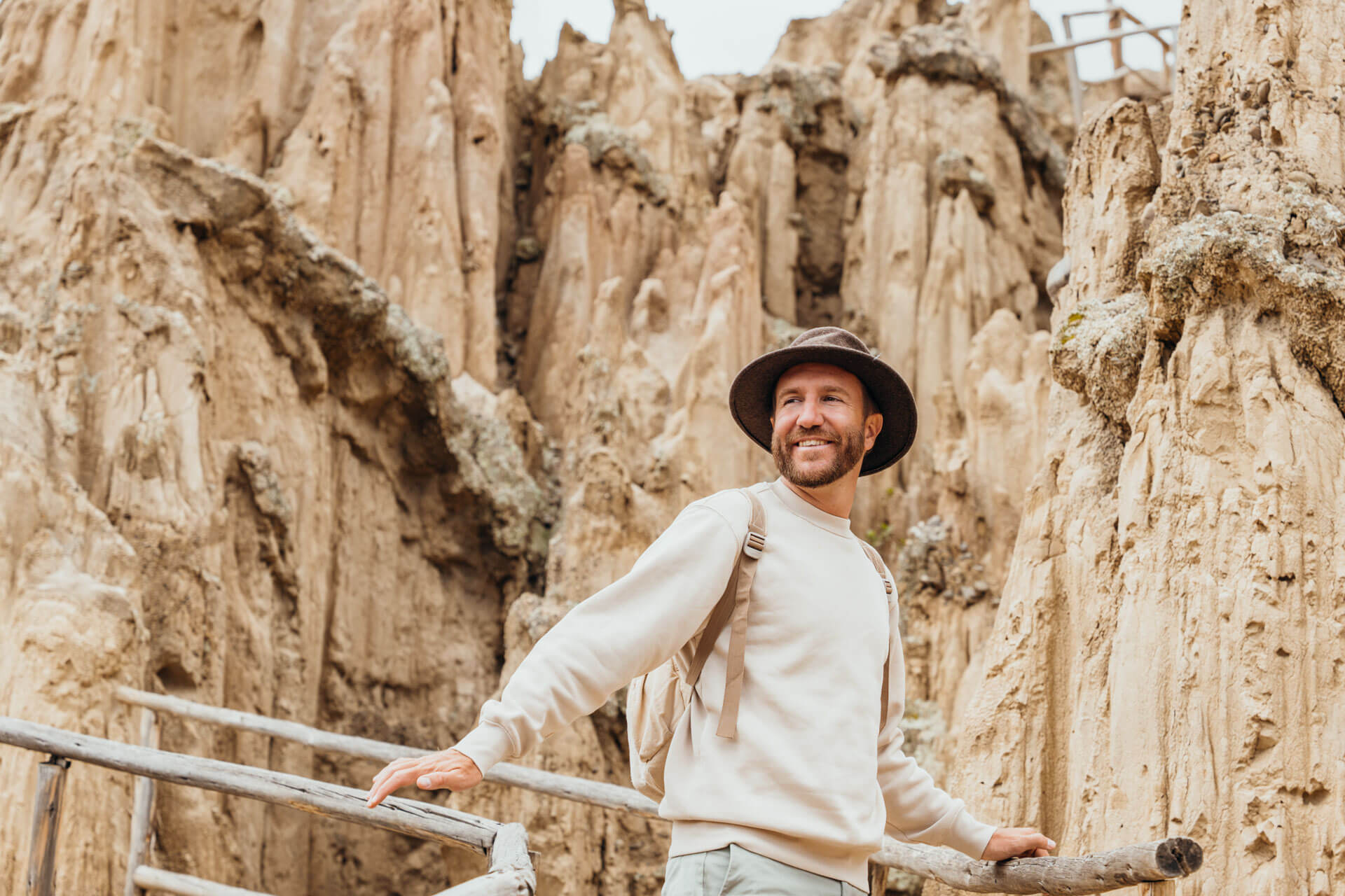 Teilnehmer einer Sprachreise erkundet die beeindruckenden Felsformationen nahe Sucre in Bolivien