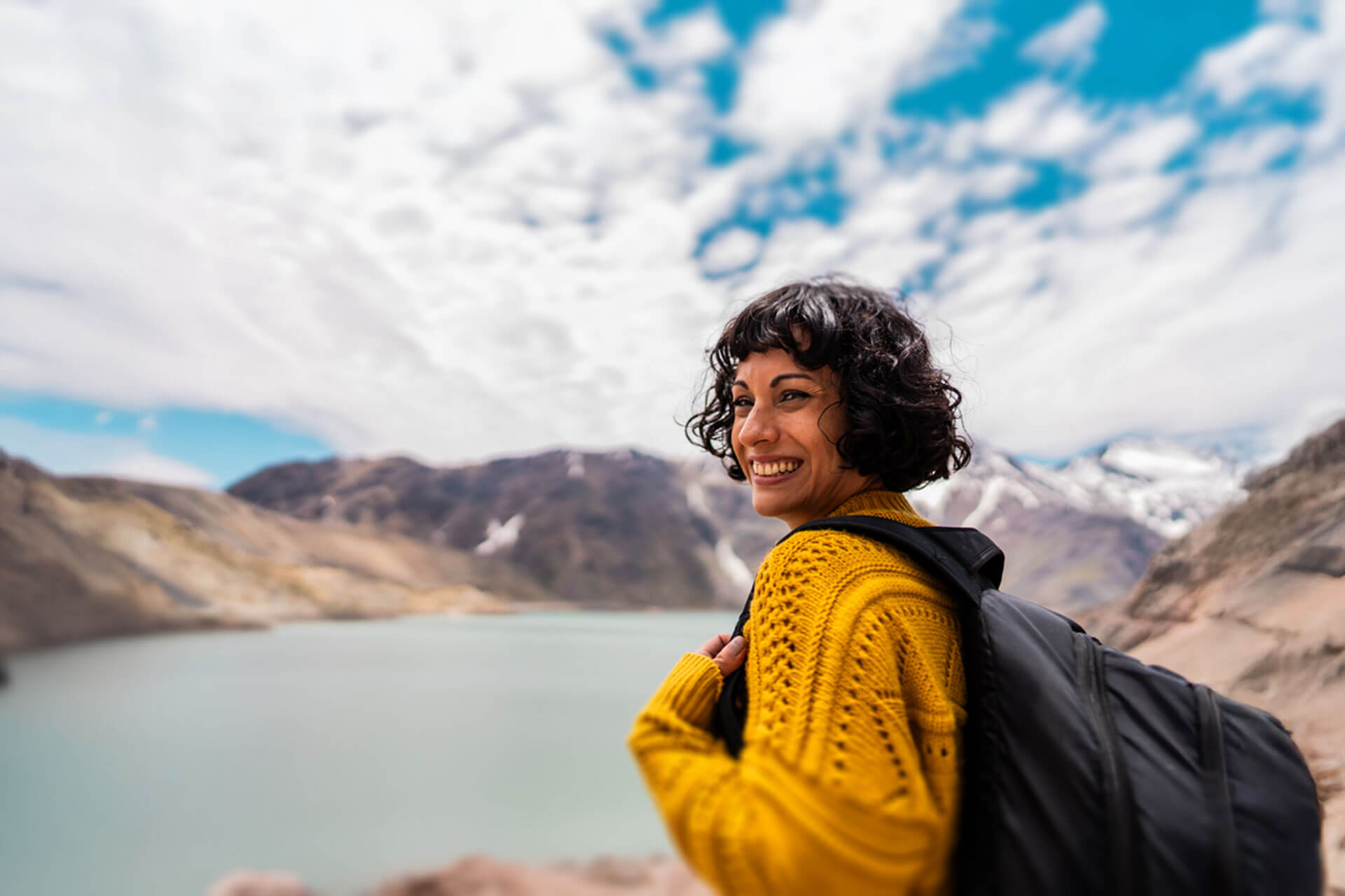 Teilnehmerin einer Sprachreise in Chile genießt einen Ausflug in die beeindruckende Berglandschaft