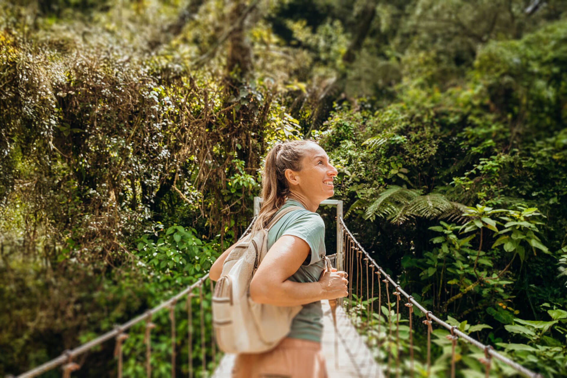 Teilnehmerin einer Sprachreise in Costa Rica erkundet den tropischen Regenwald bei Manuel Antonio