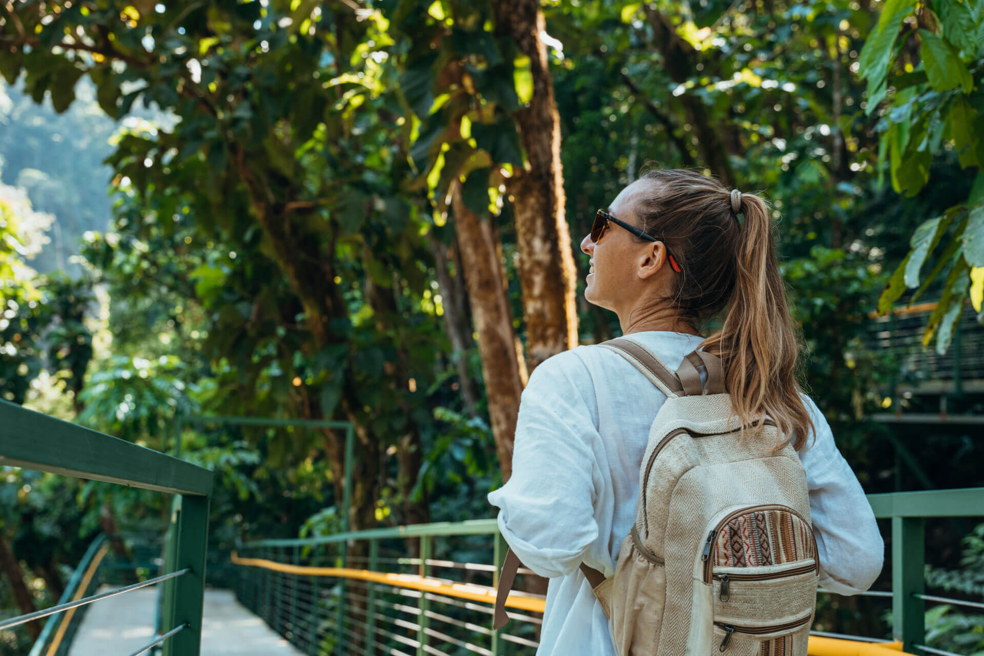Teilnehmerin einer Sprachreise in Costa Rica entdeckt die tropische Vegetation rund um Sámara
