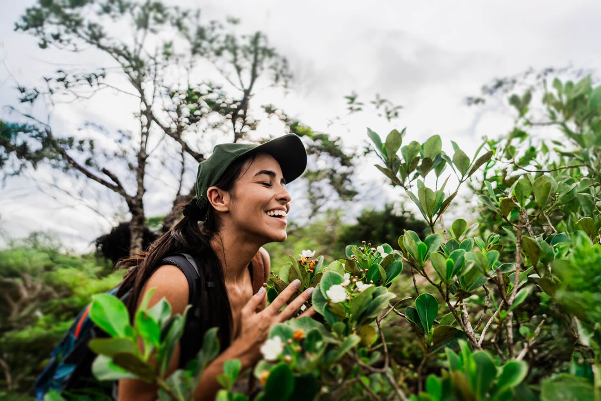 Teilnehmerin einer Sprachreise in Tamarindo erkundet die tropische Natur Costa Ricas