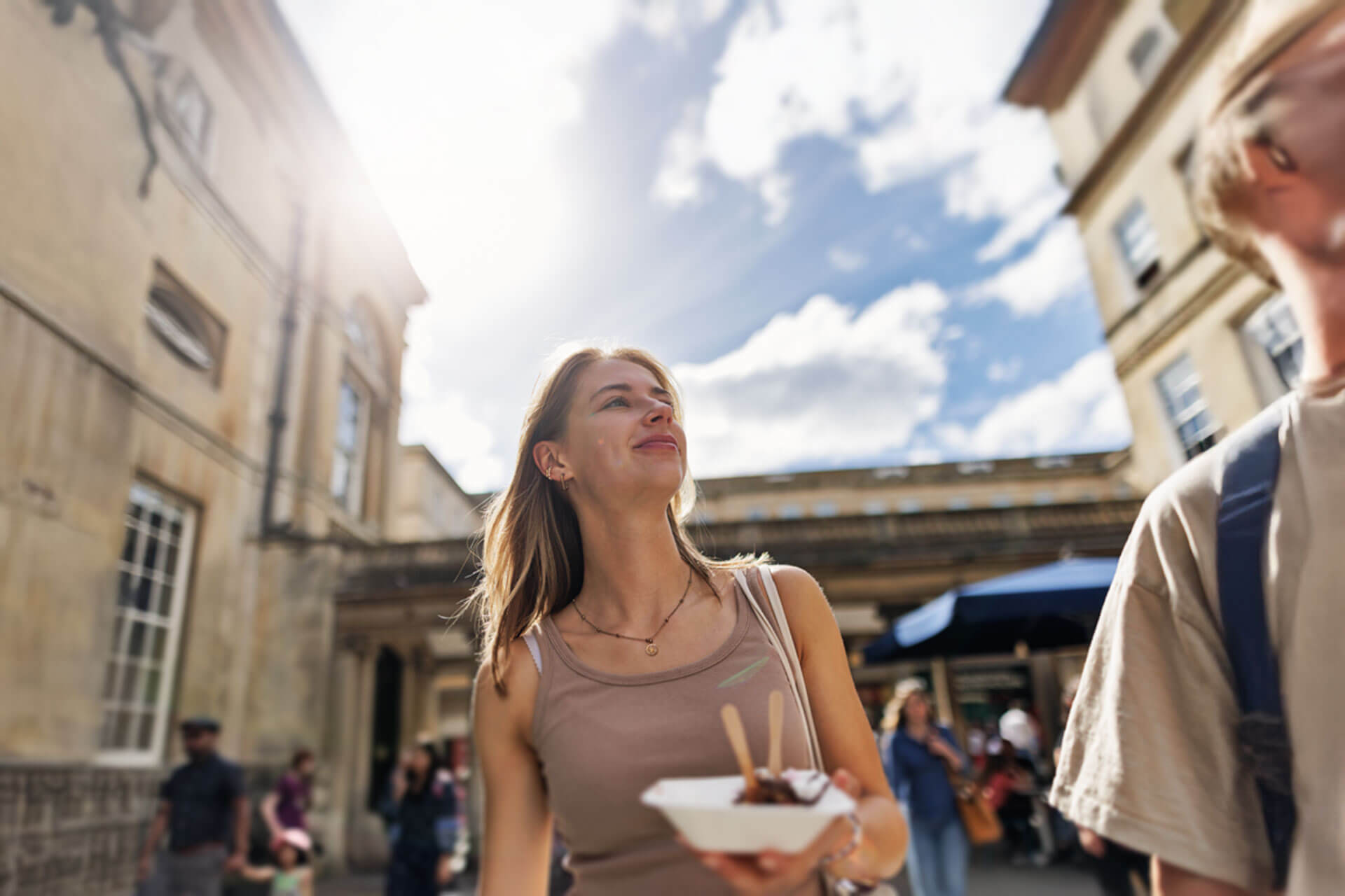 Teilnehmerin genießt Stadtbummel während der Sprachreise, Small Talk auf Englisch üben