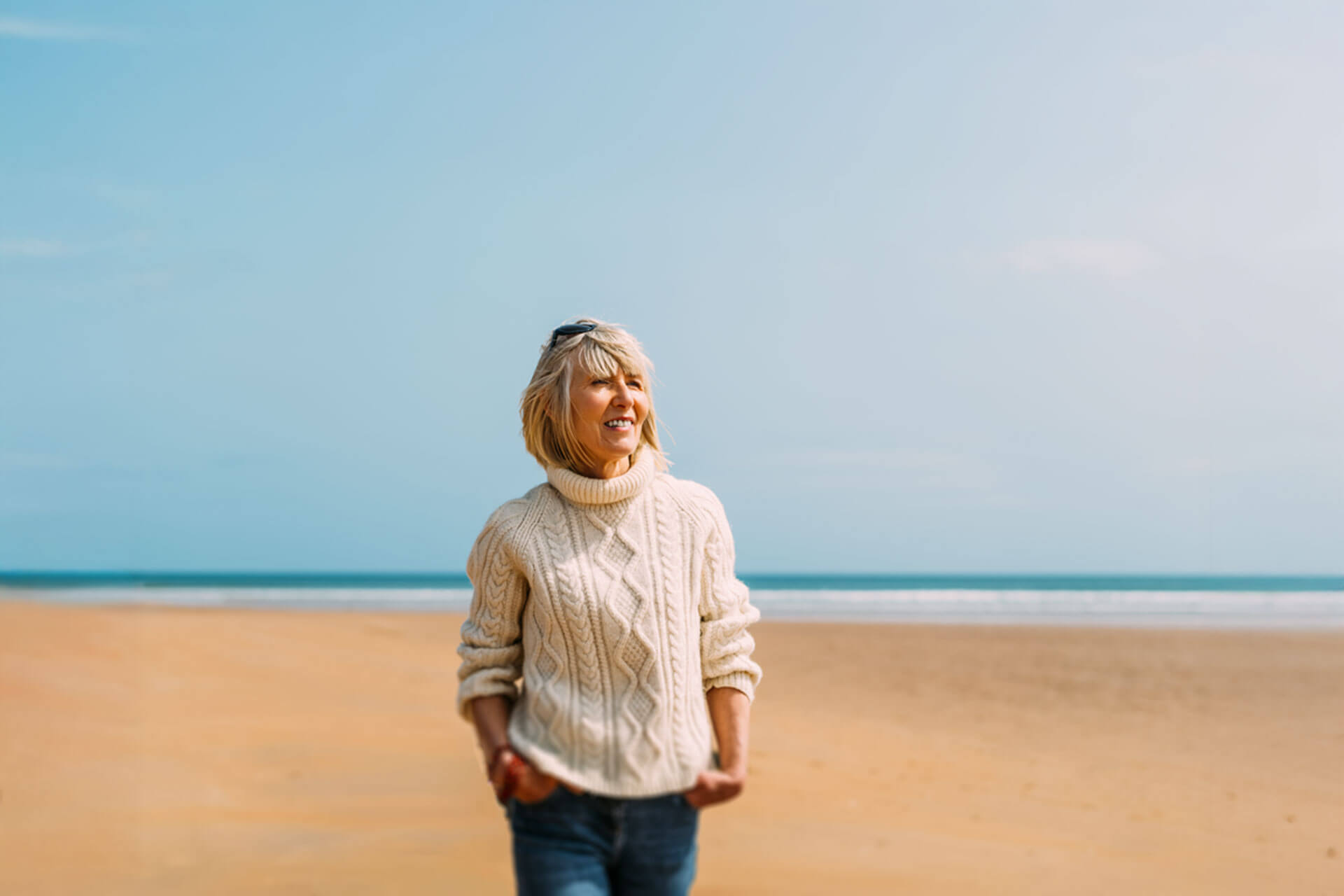 Frau genießt den Strand von Bournemouth