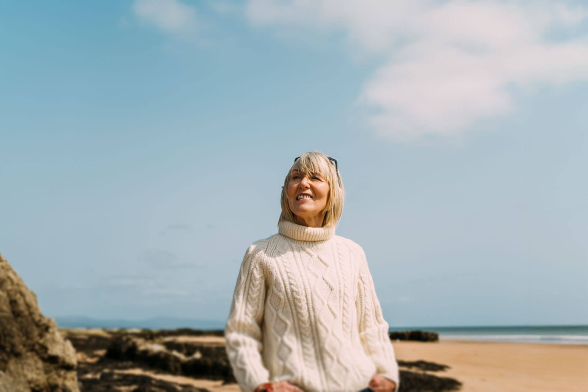 Teilnehmende genießt die frische Meeresluft während ihrer Englisch Sprachreise