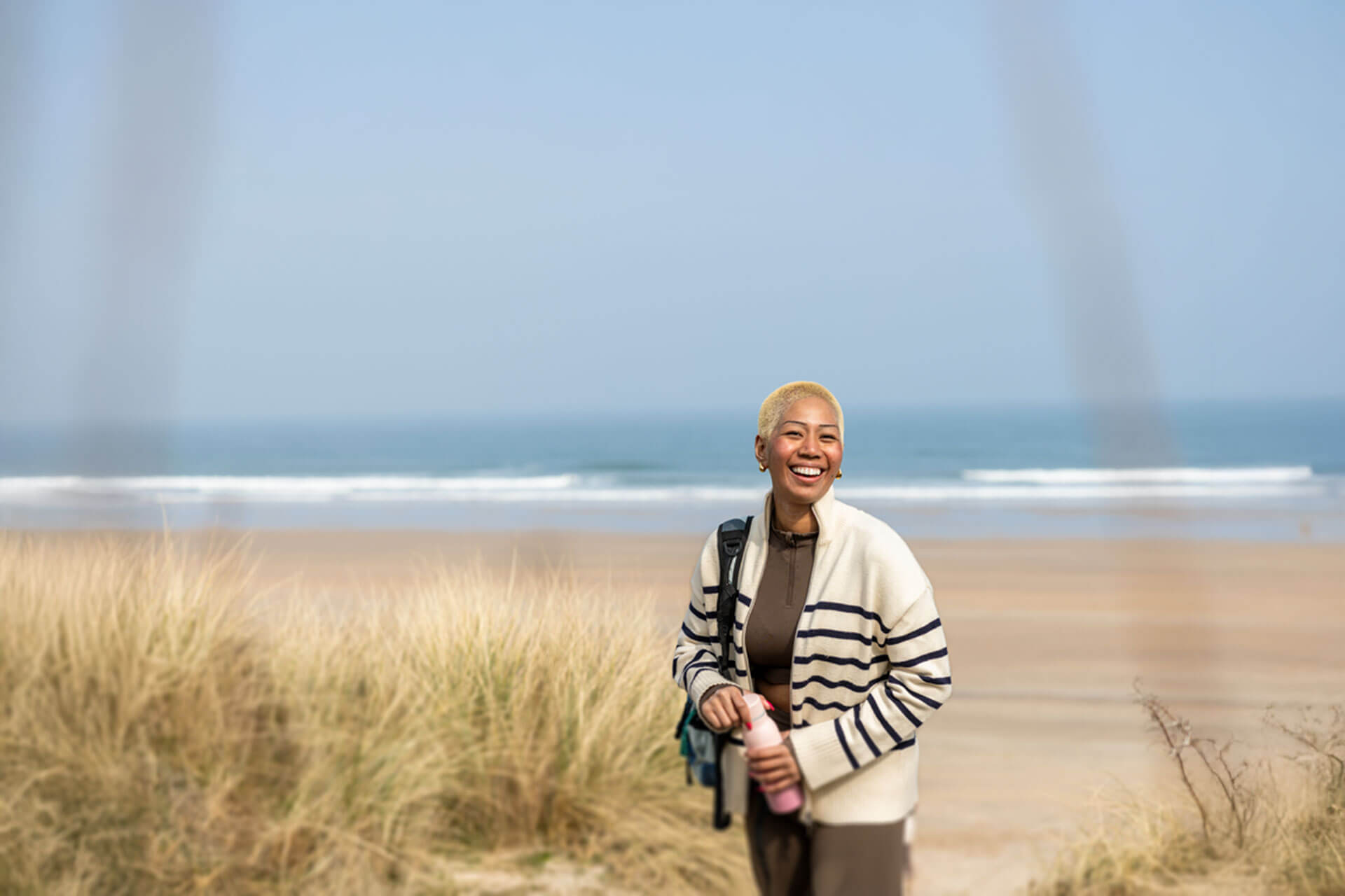 Teilnehmende genießt den Strandspaziergang während ihrer Englisch Sprachreise
