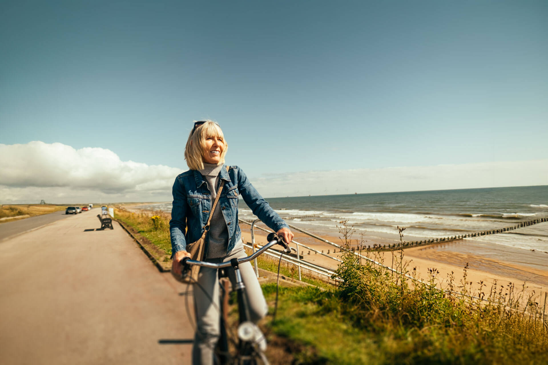 Teilnehmerin genießt Freizeit am Meer während Englisch Sprachreise