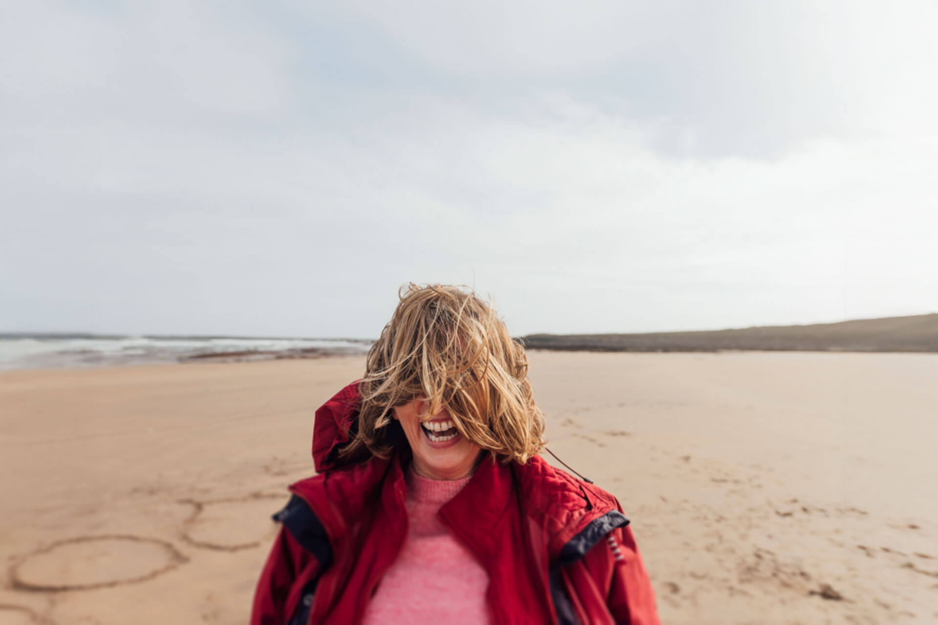 Sprachschülerin am Strand auf Jersey