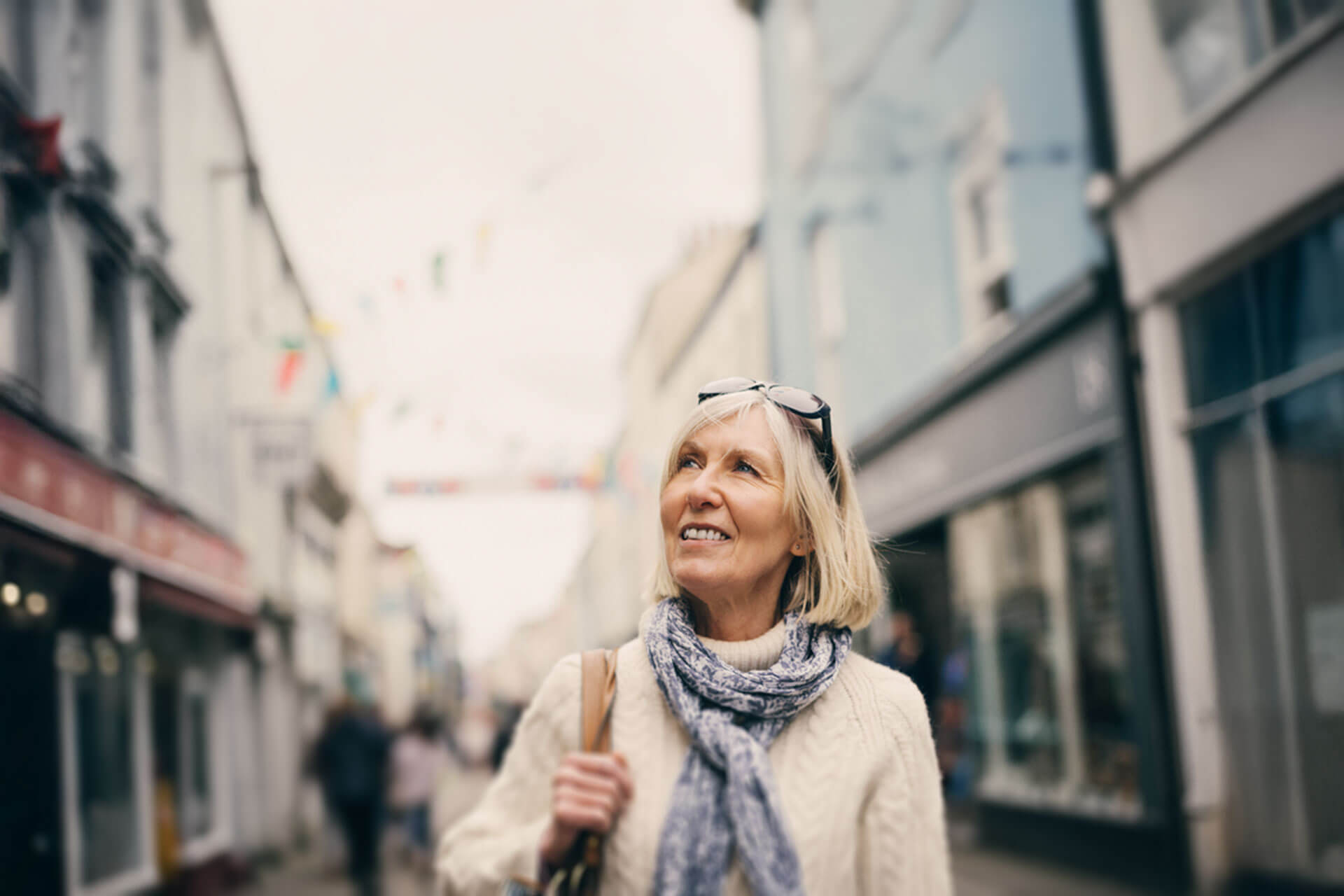 Teilnehmerin erkundet Stadtzentrum während Englisch Sprachreise