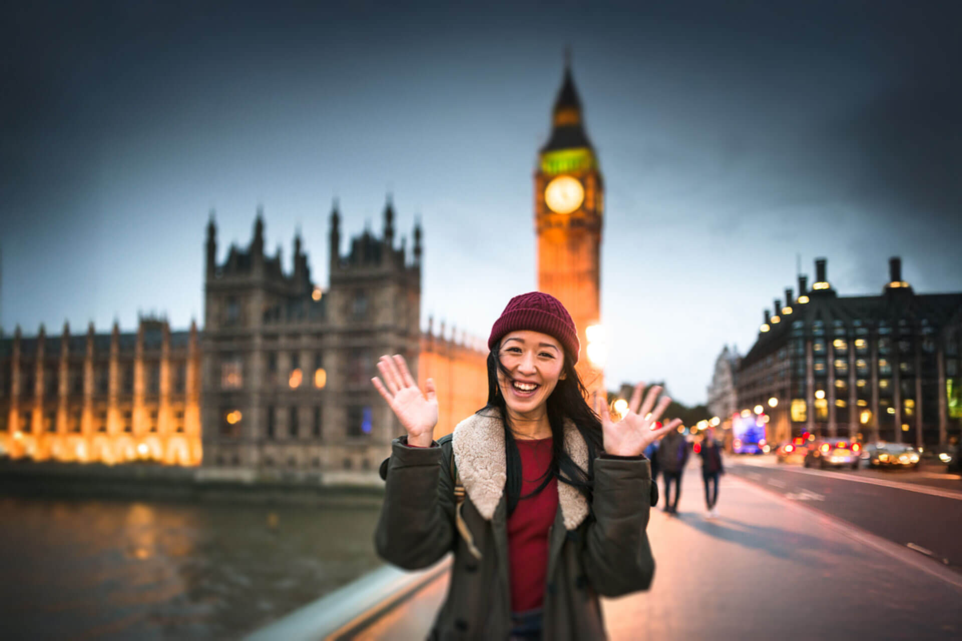 Teilnehmerin erkundet Sehenswürdigkeiten während Englisch Sprachreise