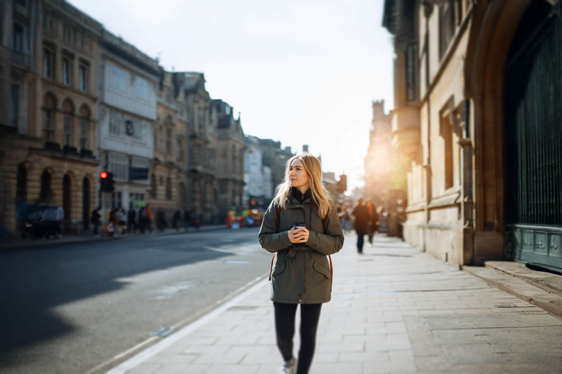 Sprachschülerin spaziert durch die Straßen von Oxford während ihrer Englisch Sprachreise