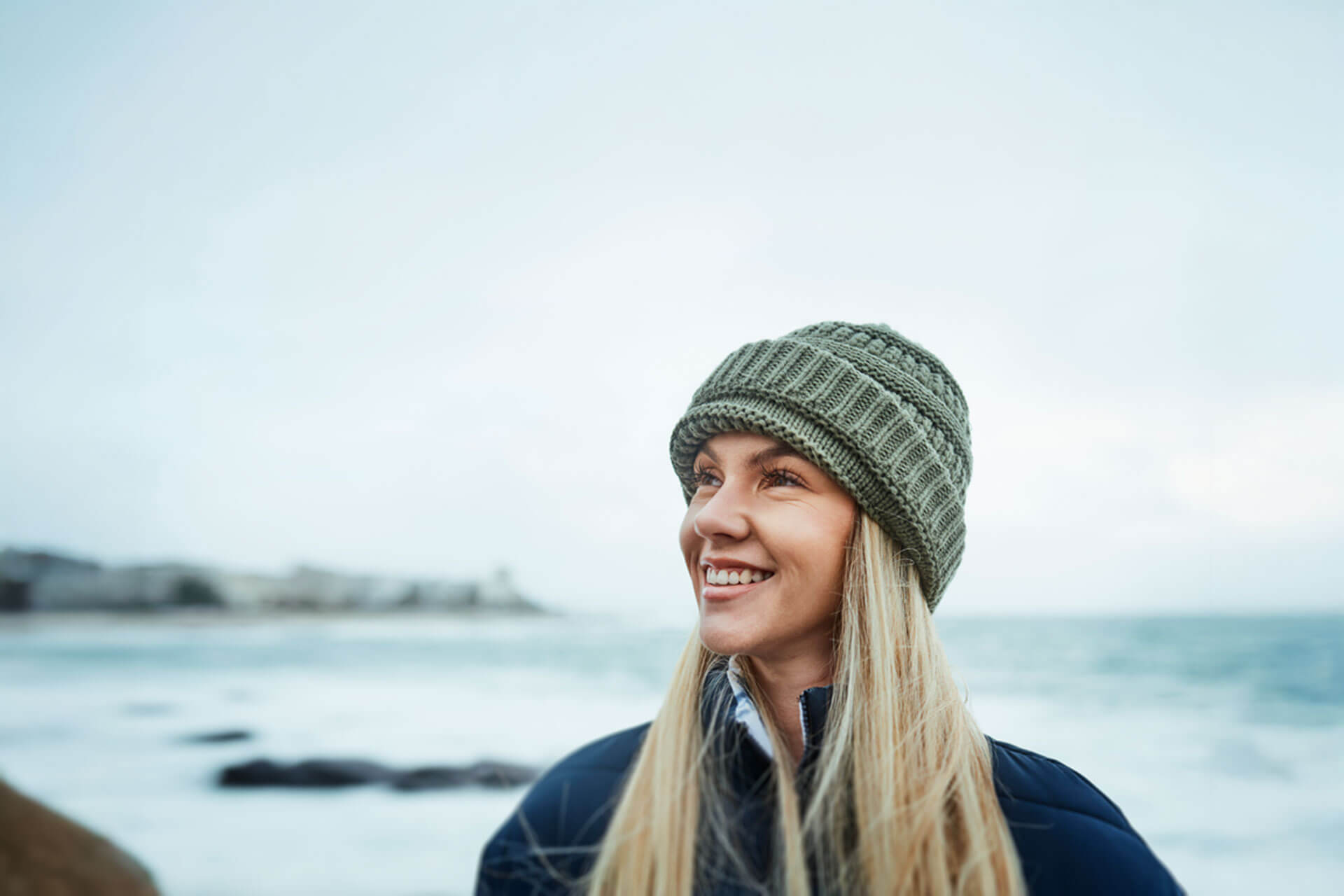 Sprachschülerin genießt die Meeresluft in Portsmouth während ihrer Englisch Sprachreise