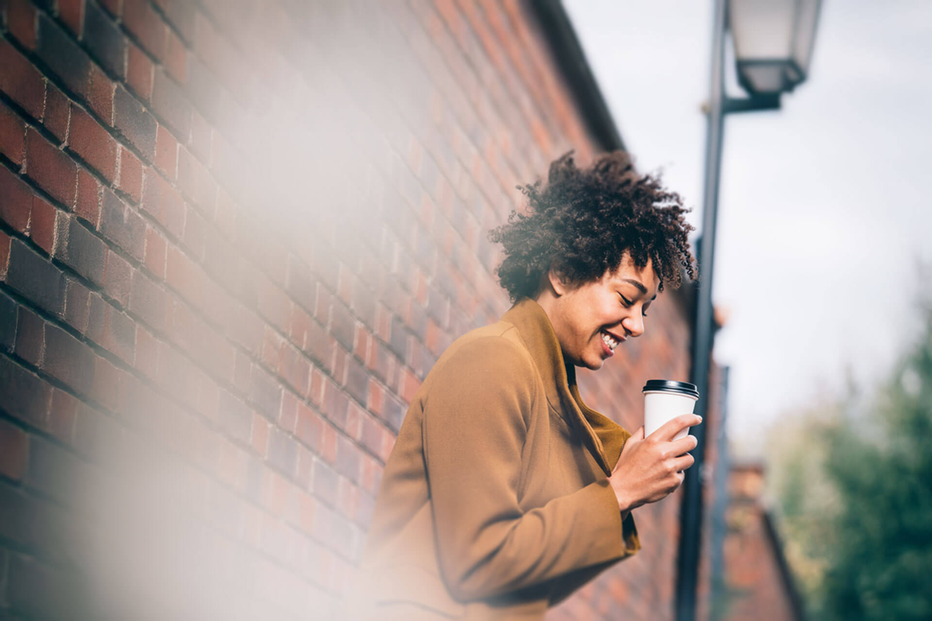 Sprachreisende genießt eine Kaffeepause nach dem Englischunterricht in Scarborough