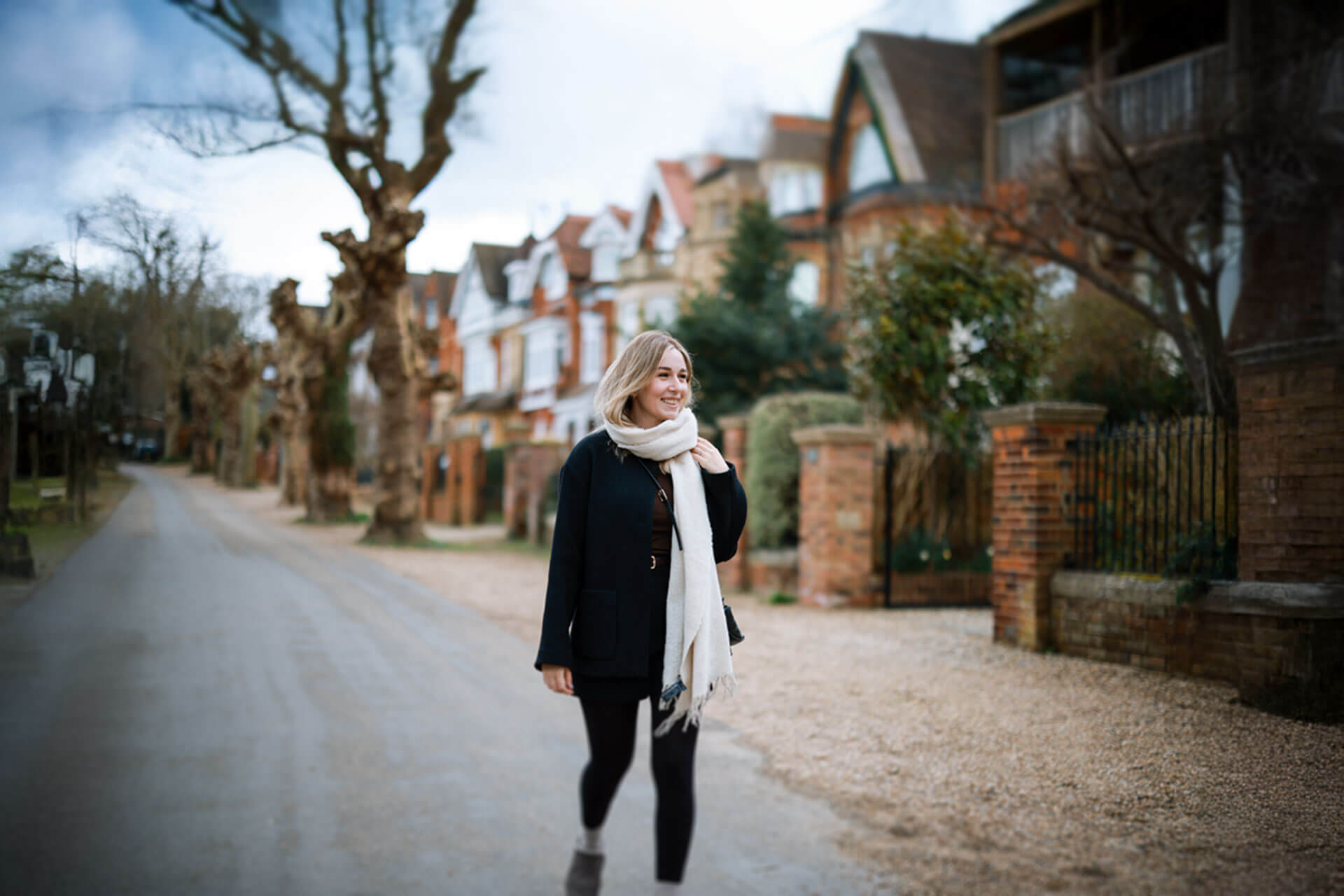 Teilnehmerin einer Sprachreise in Torquay beim Spaziergang durch eine ruhige Wohnstraße