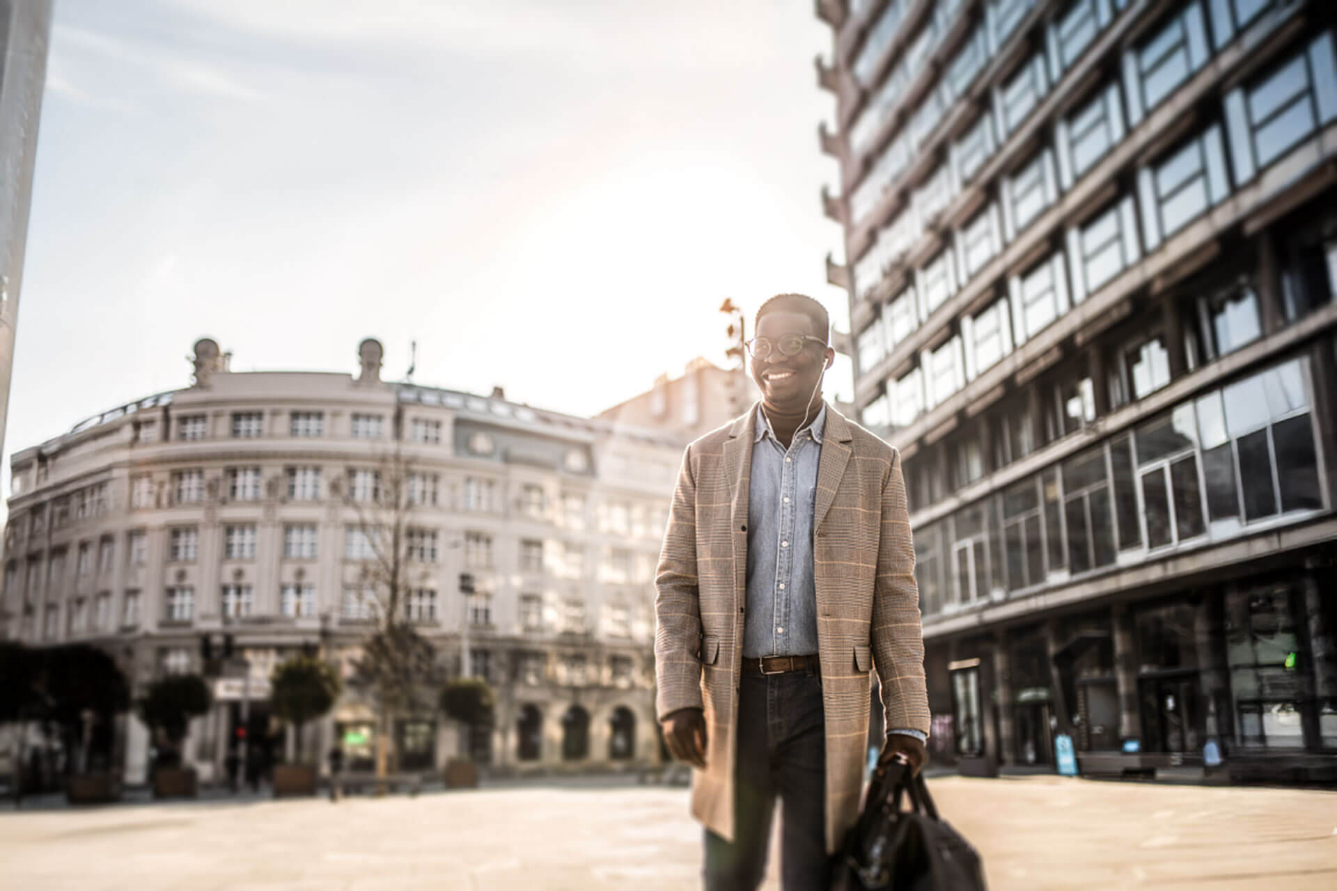 Teilnehmer eines Business-English-Kurses in Torquay auf dem Weg zur Sprachschule