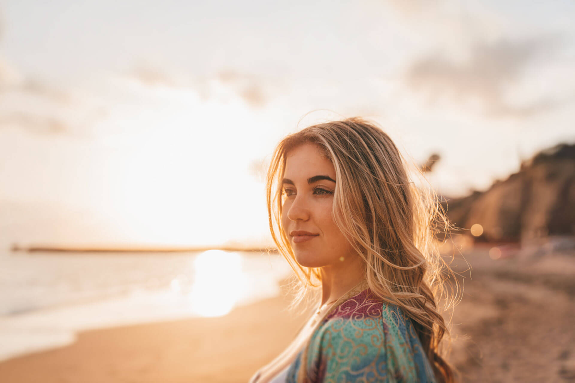 Teilnehmende einer Sprachreise in Worthing genießt den Sonnenuntergang am Strand