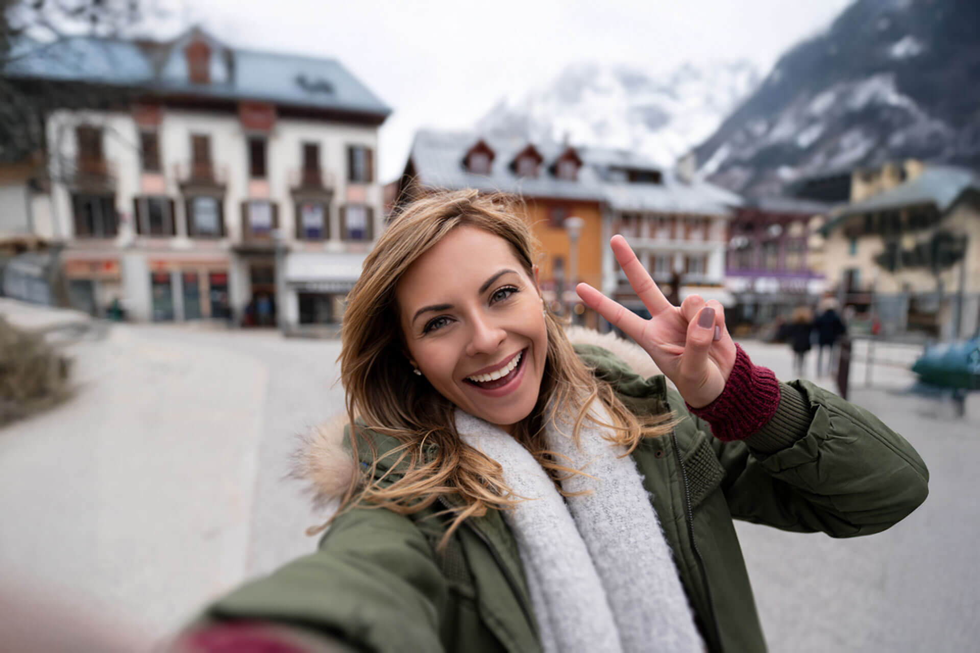 Sprachstudentin erkundet die Altstadt von Annecy mit Blick auf die Alpen