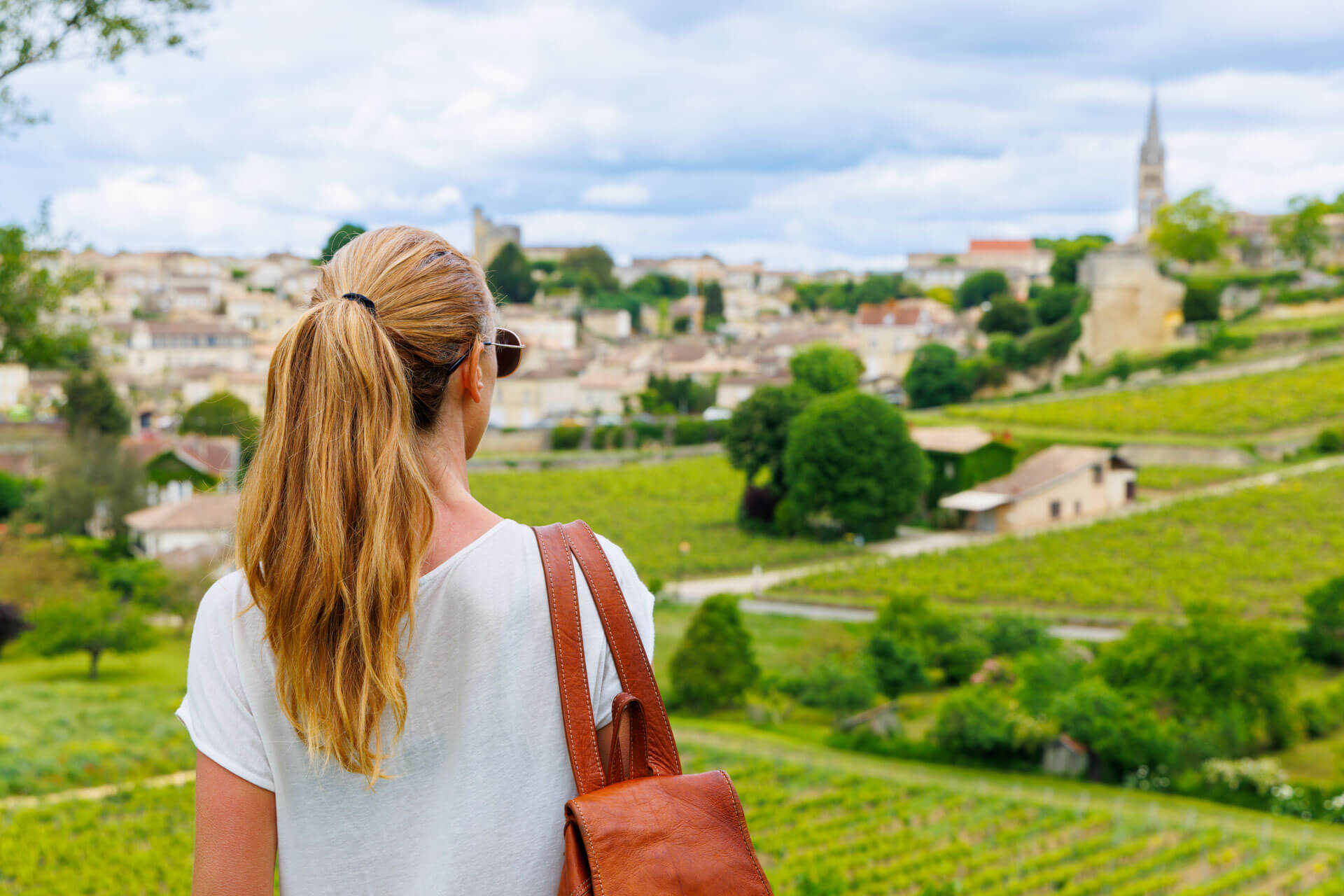 Frau blickt über die Weinberge der Provence in Südfrankreich nahe des Château Correnson