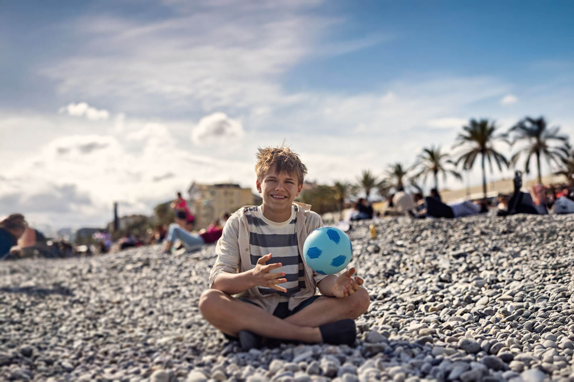 Junge Sprachschüler geniessen den Strand in Montpellier während ihres Sommercamps