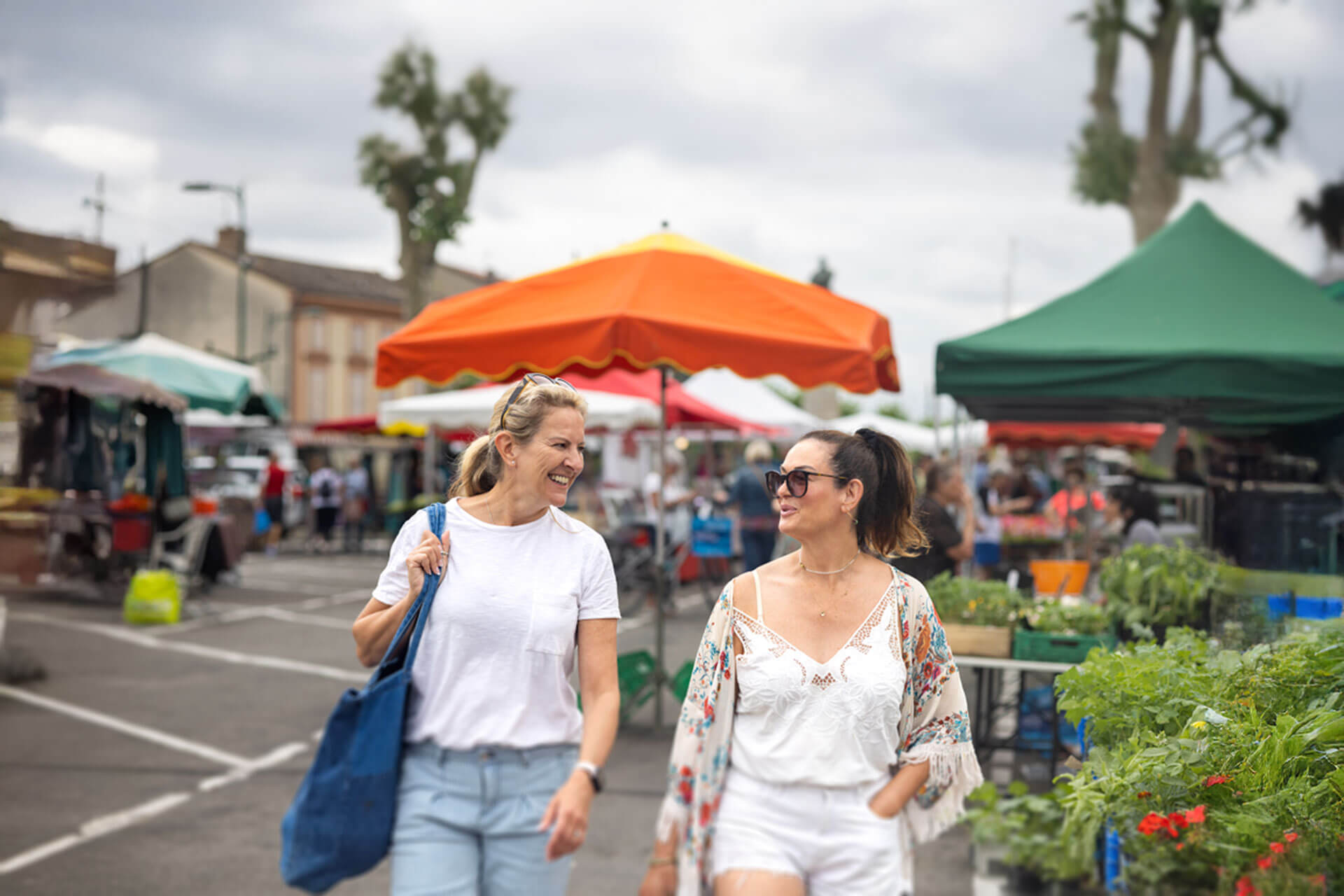 Zwei Frauen genießen den Marktbesuch in Montpellier während ihres Sprachaufenthalts