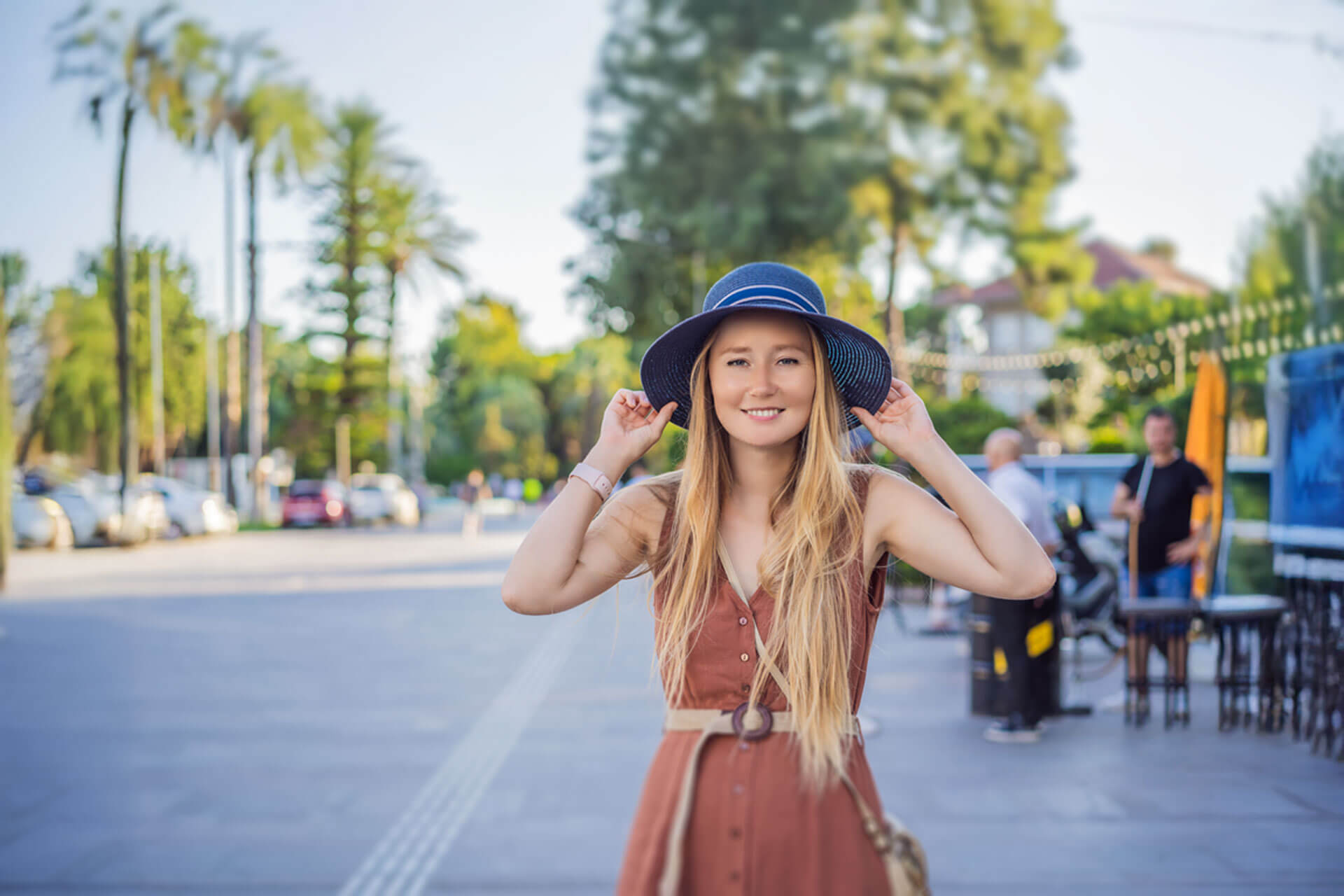 Sprachschülerin erkundet Nizza bei Sonnenschein während ihres Französisch-Sprachaufenthalts