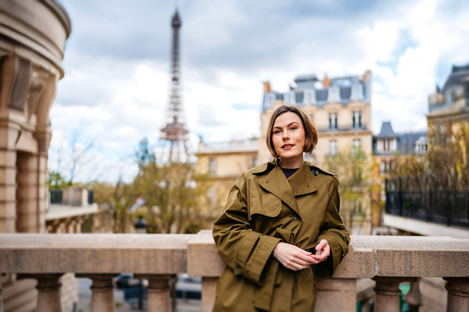 Frau in Paris mit Blick auf den Eiffelturm während eines Sprachaufenthalts an der Les Ateliers FL Sprachschule