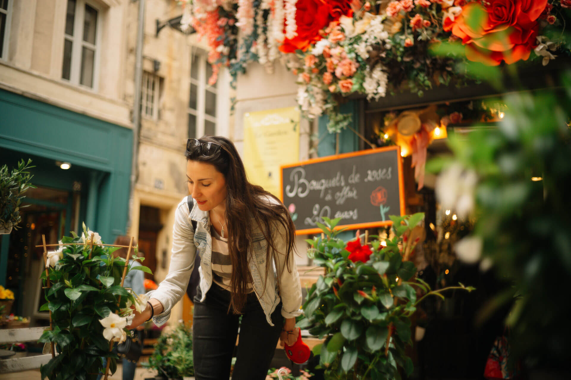 Frau entdeckt einen Blumenladen in der Altstadt von Rouen während ihres Sprachaufenthalts in Frankreich