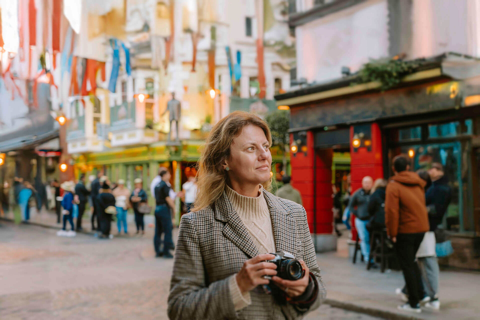 Person mit Kamera erkundet die Straßen von Dublin im lebhaften Stadtviertel Temple Bar