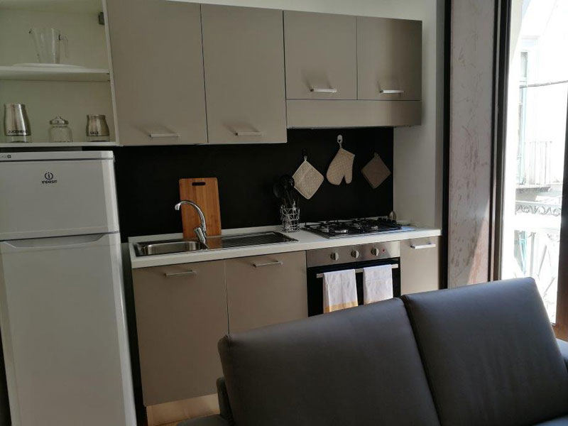 Küche in einem Apartment (mit eigenem Badezimmer) der Accademia Italiana in Salerno.