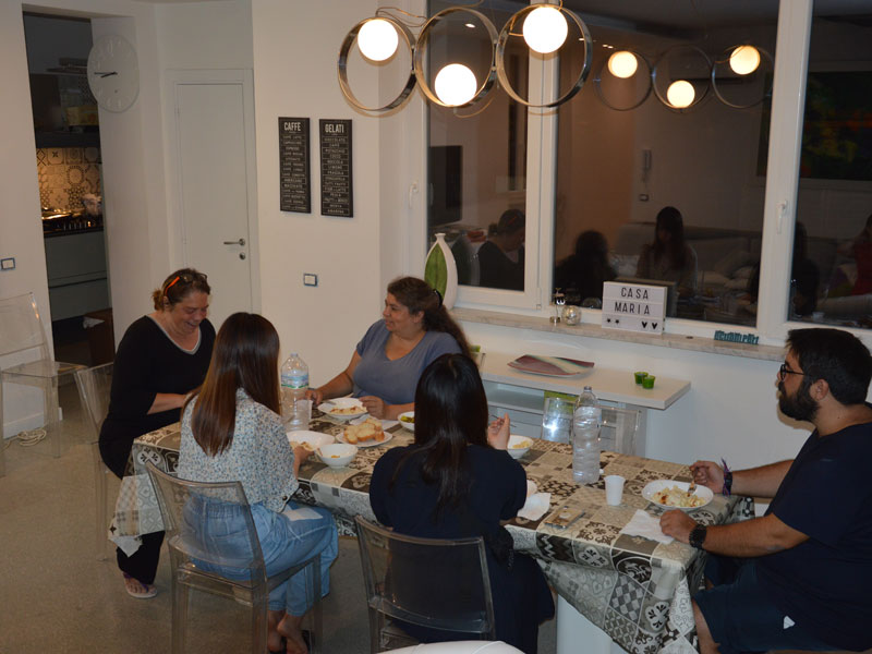 Sprachschüler beim gemeinsames Abendessen mit einer italienischen Gastfamilie.