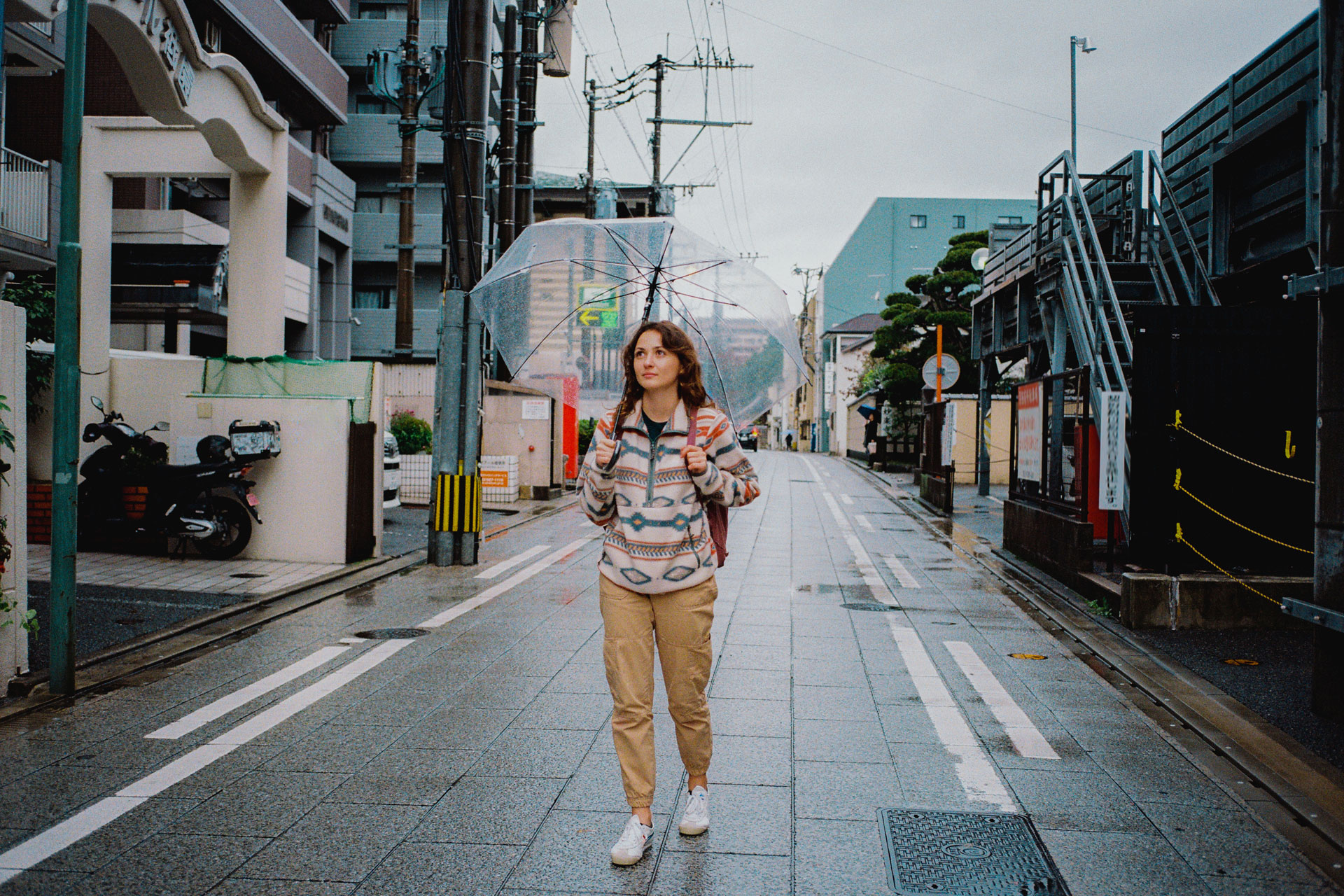 Sprachschülerin geht durch eine Straße in Tokio.